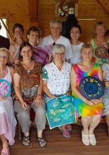 Csoportkép - selyemfestő alkotótábor Csoportkép - selyemfestő alkotótábor